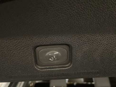 Used 2017 Ford Explorer XLT w/ Equipment Group 202A AWD/4WD image 30