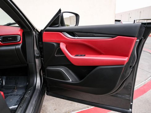 Used 2017 Maserati Levante w/ Luxury Package image 43