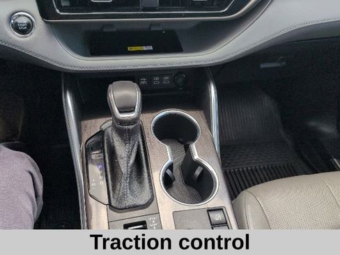 Used 2023 Toyota Highlander Limited AWD/4WD image 6