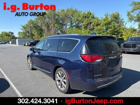 Used 2019 Chrysler Pacifica Limited w/ Tire & Wheel Group FWD image 5