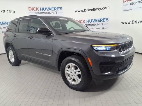 Used 2024 Jeep Grand Cherokee Laredo w/ Luxury Tech Group I AWD/4WD image 3