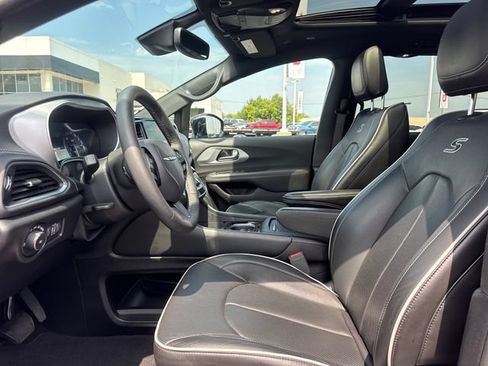 Used 2025 Chrysler Pacifica Limited FWD image 14