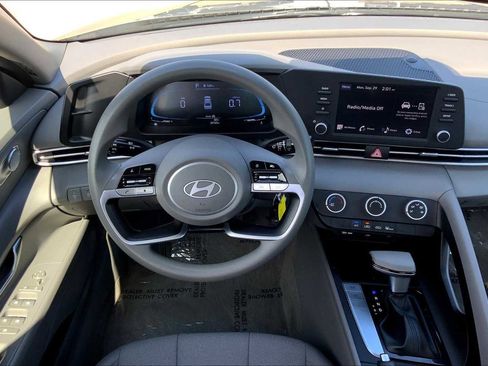 Used 2024 Hyundai Elantra SE image 5