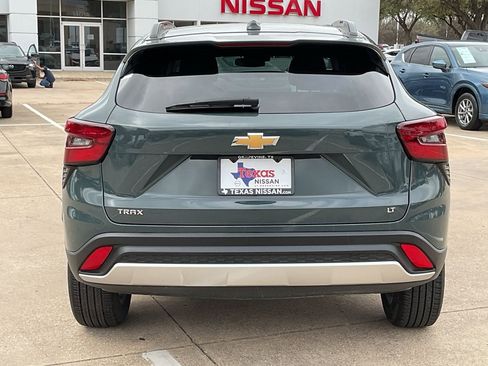 Used 2025 Chevrolet Trax LT w/ LT Convenience Package image 6