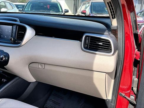 Used 2019 Kia Sorento LX image 18