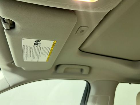 Used 2023 Toyota Highlander XLE FWD image 19