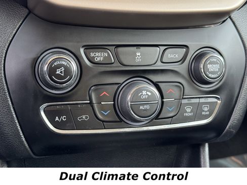 Used 2017 Jeep Cherokee Limited image 9