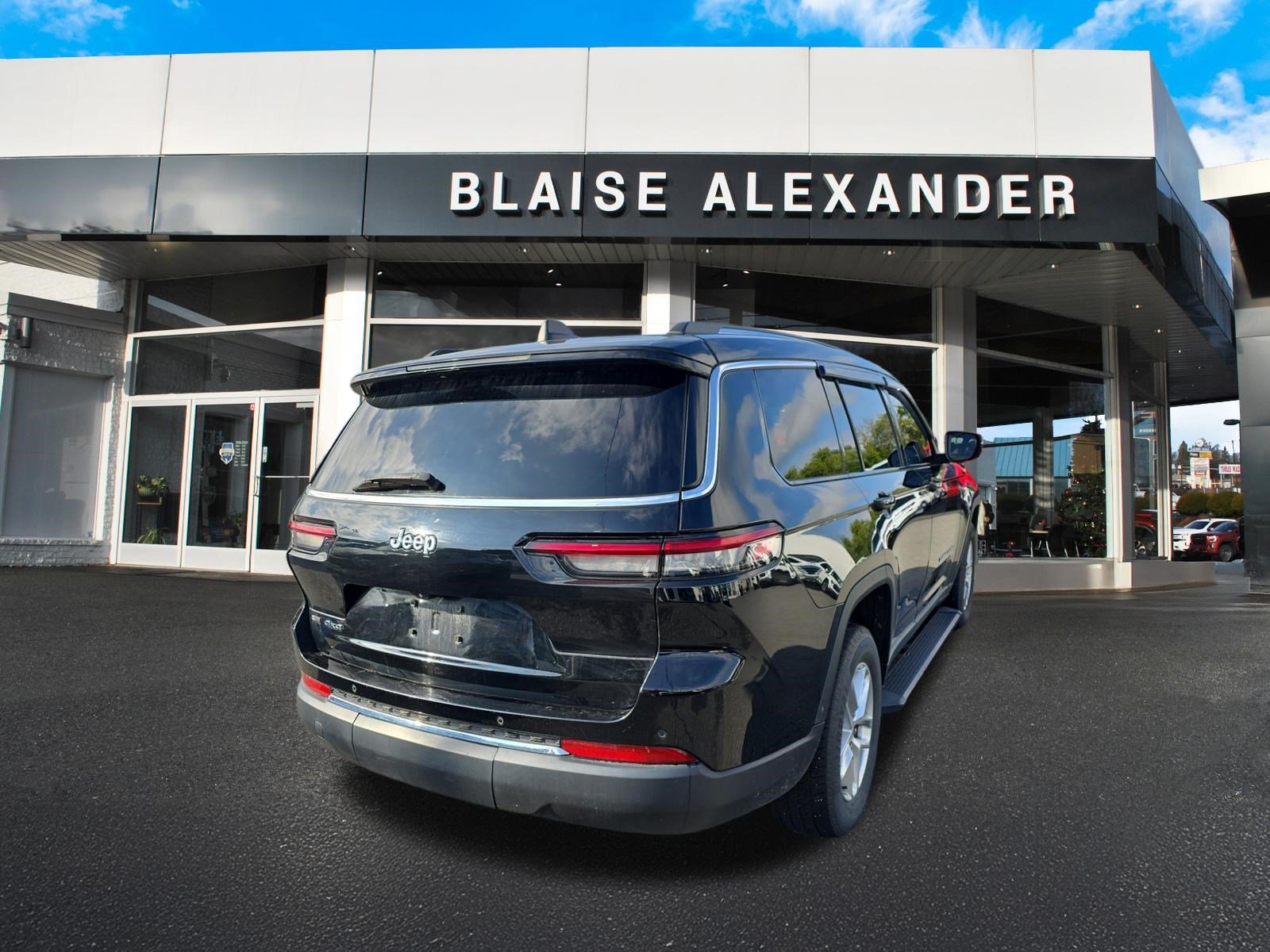 Used 2022 Jeep Grand Cherokee L Laredo w/ Luxury Tech Group I AWD/4WD image 3