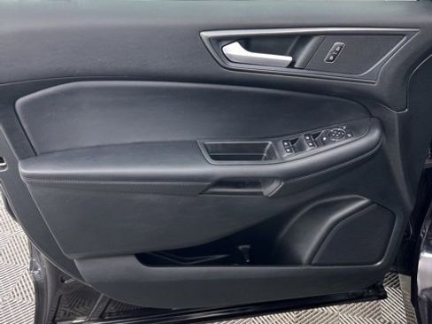 Used 2022 Ford Edge SE w/ Black Appearance Package image 8