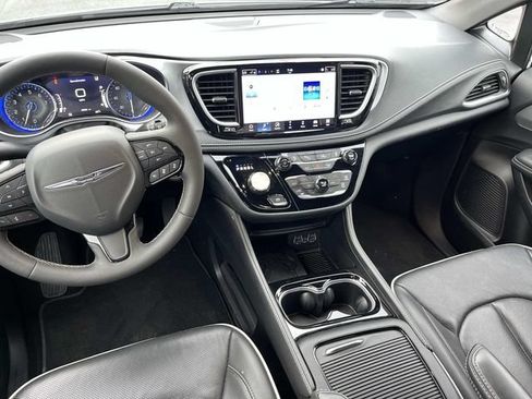 Used 2025 Chrysler Pacifica Limited FWD image 13