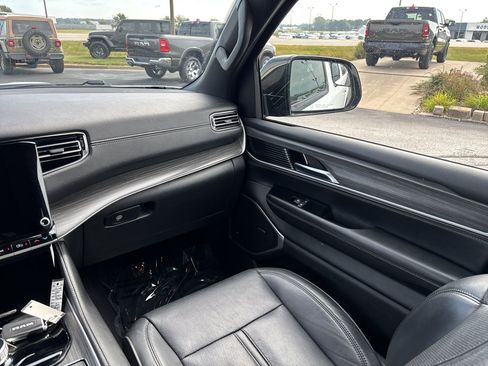 Used 2023 Jeep Wagoneer L Series II AWD/4WD image 19