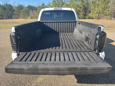 Used 2017 Toyota Tacoma TRD Sport w/ Tow Package image 9