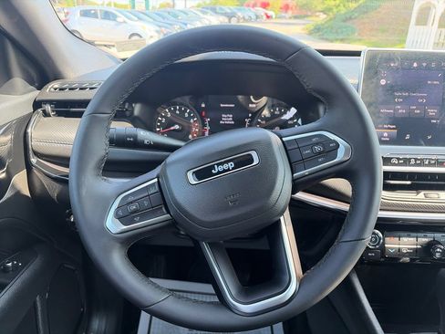 Used 2025 Jeep Compass Latitude w/ Convenience Group AWD/4WD image 15