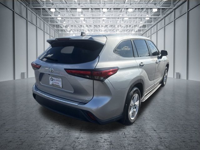 Used 2023 Toyota Highlander LE FWD image 5