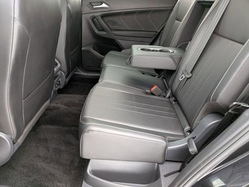 Used 2024 Volkswagen Tiguan SE w/ Panoramic Sunroof Package image 23