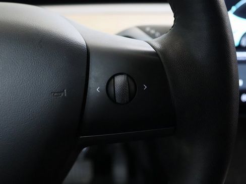 Used 2022 Tesla Model Y Long Range image 5