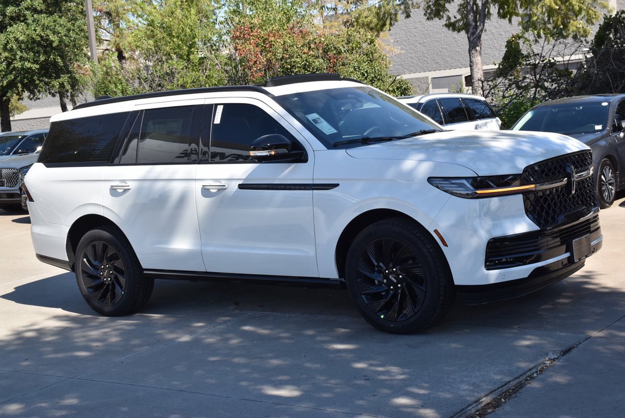 New 2027 Lincoln Navigator Reserve w/ Jet Appearance Package AWD/4WD image 4