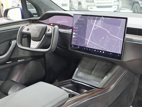 Used 2023 Tesla Model X Base image 32