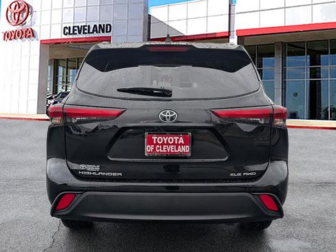 Used 2022 Toyota Highlander XLE image 6