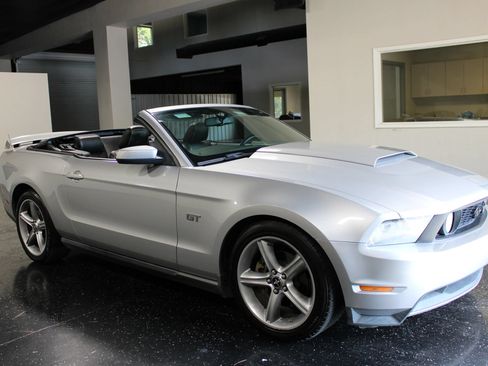 Used 2010 Ford Mustang GT RWD image 29