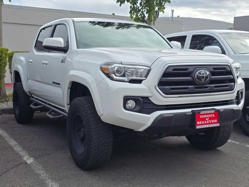 Used 2018 Toyota Tacoma SR5 AWD/4WD image 3
