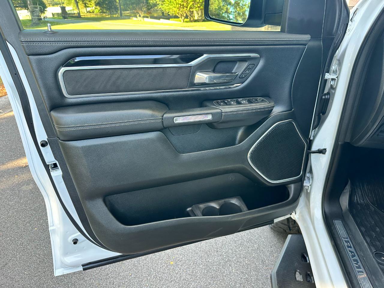 Used 2022 RAM 1500 Laramie w/ Sport Appearance Package AWD/4WD image 9
