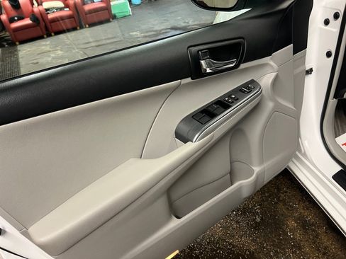 Used 2012 Toyota Camry XLE w/ Leather Pkg image 36