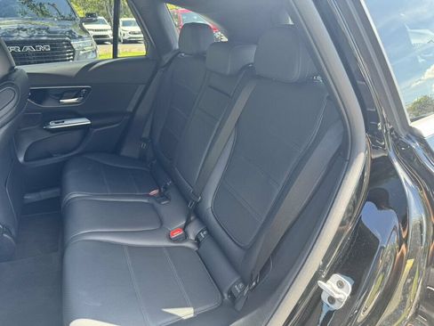 Used 2025 Mercedes-Benz GLC 300 image 7