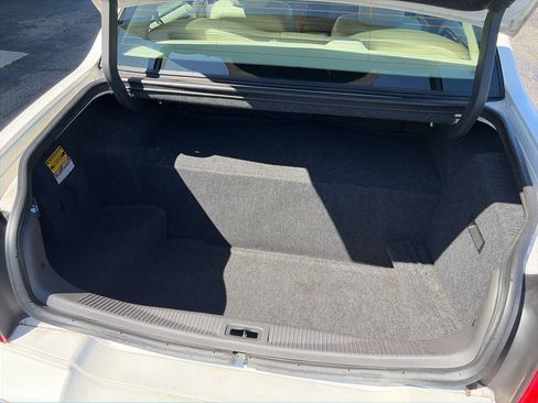 Used 2004 Lincoln Town Car Signature image 11