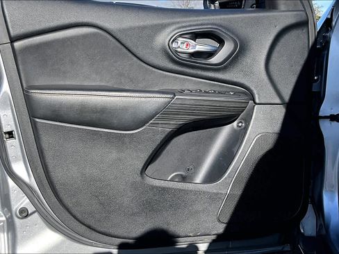 Used 2017 Jeep Cherokee Limited image 22