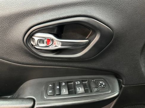 Used 2019 Jeep Cherokee Trailhawk AWD/4WD image 18