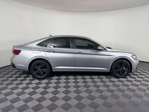 Used 2023 Volkswagen Jetta SE image 3