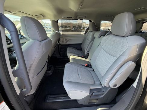 Used 2024 Toyota Sienna LE image 17