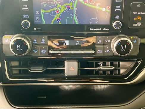 Used 2021 Toyota Highlander XLE image 17