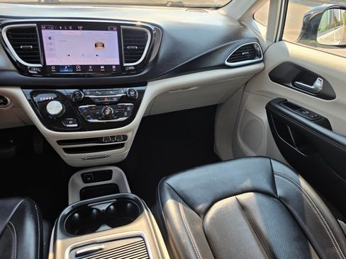 Used 2024 Chrysler Pacifica Touring-L FWD image 22
