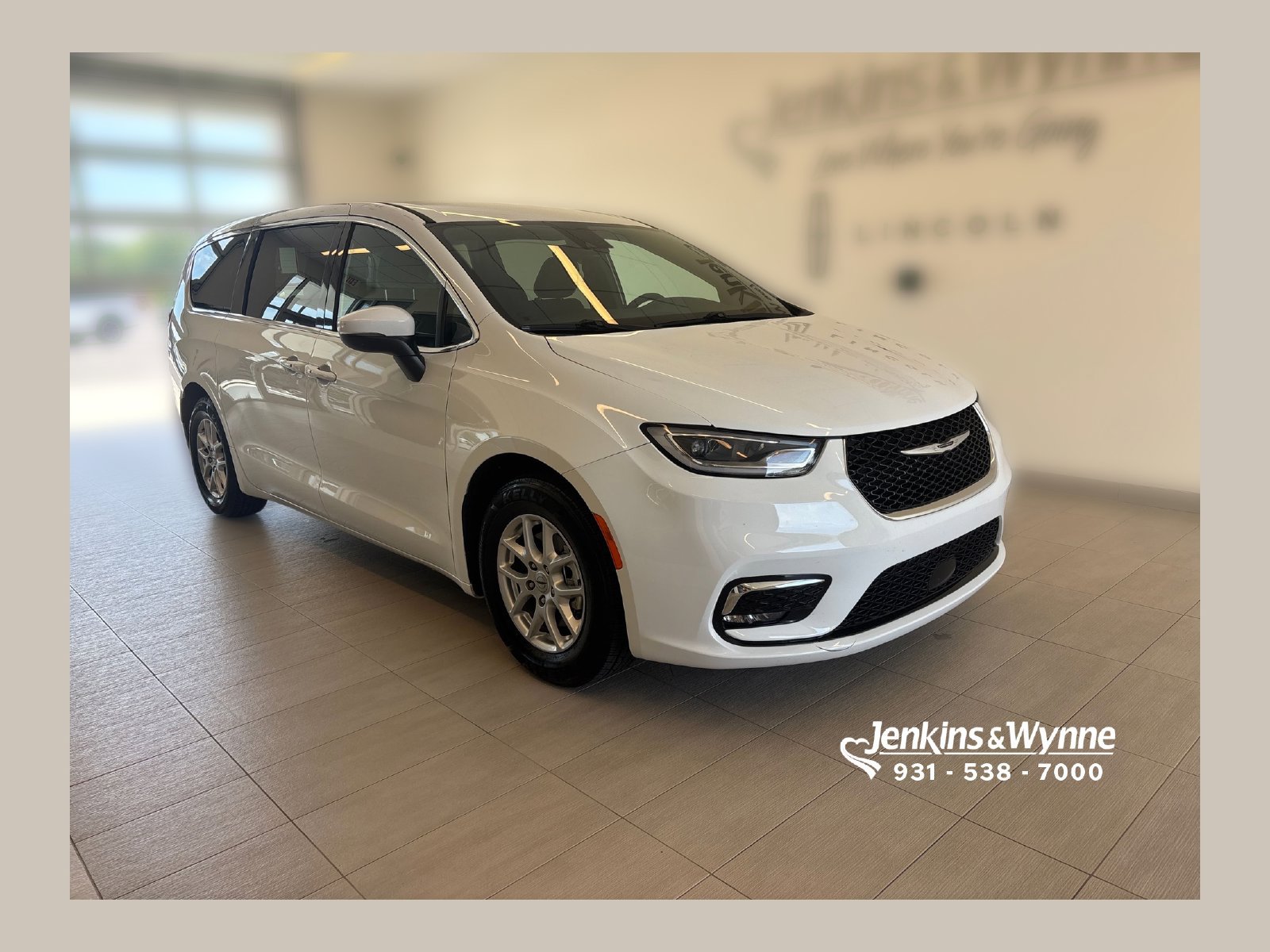 Used 2023 Chrysler Pacifica Touring FWD image 1