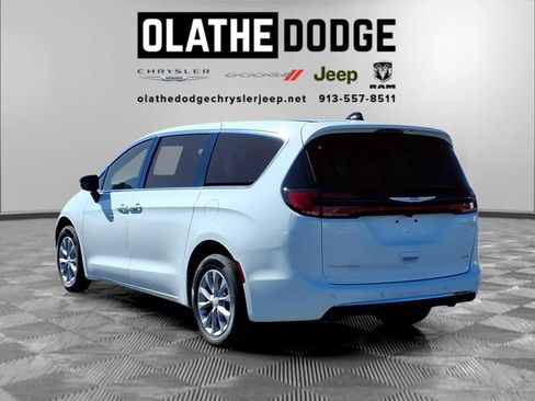 New 2026 Chrysler Pacifica Select image 4