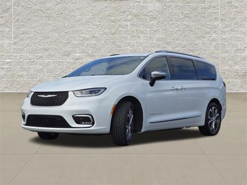 Used 2026 Chrysler Pacifica Pinnacle w/ Trailer Tow Group AWD/4WD image 3