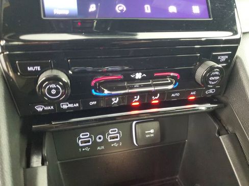 Used 2025 Jeep Grand Cherokee Laredo X image 19