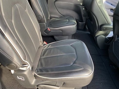 Used 2025 Chrysler Pacifica Limited image 35