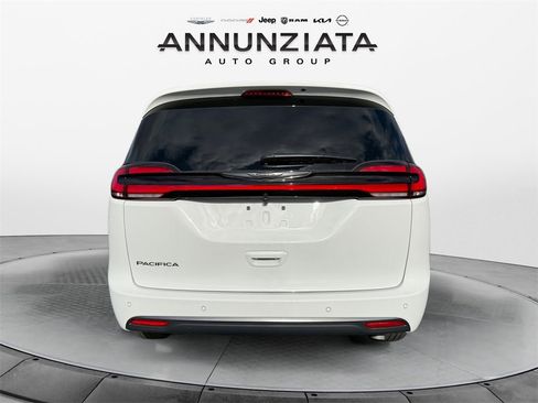 New 2026 Chrysler Pacifica Select image 4