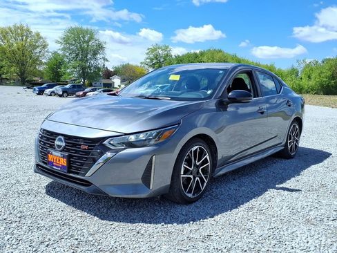 Used 2025 Nissan Sentra SR FWD image 11