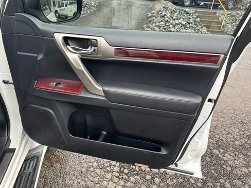 Used 2016 Lexus GX 460 Luxury w/ Preferred Accessory Package image 18