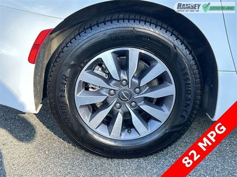 Certified 2024 Chrysler Pacifica Select image 12