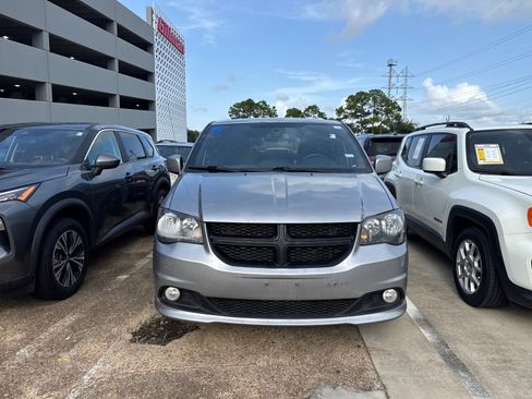 Used 2018 Dodge Grand Caravan SE FWD image 2
