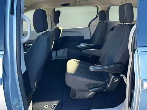 Used 2023 Chrysler Voyager LX image 22