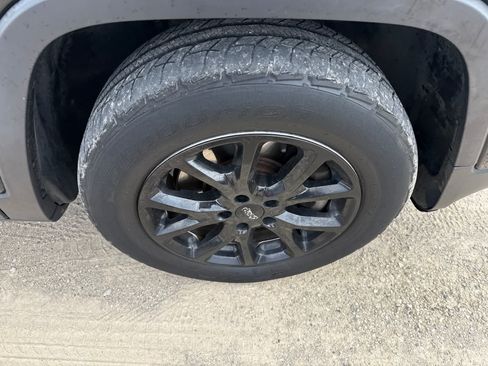 Used 2015 Jeep Cherokee Latitude w/ Cold Weather Group AWD/4WD image 5