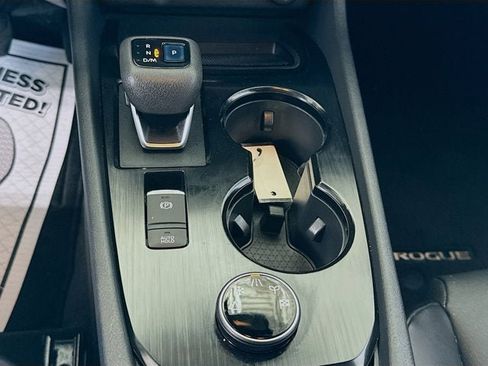 Certified 2022 Nissan Rogue SV w/ SV Premium Package image 16