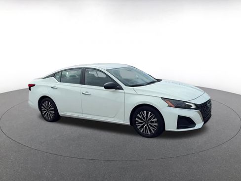 Used 2025 Nissan Altima 2.5 SV FWD image 2