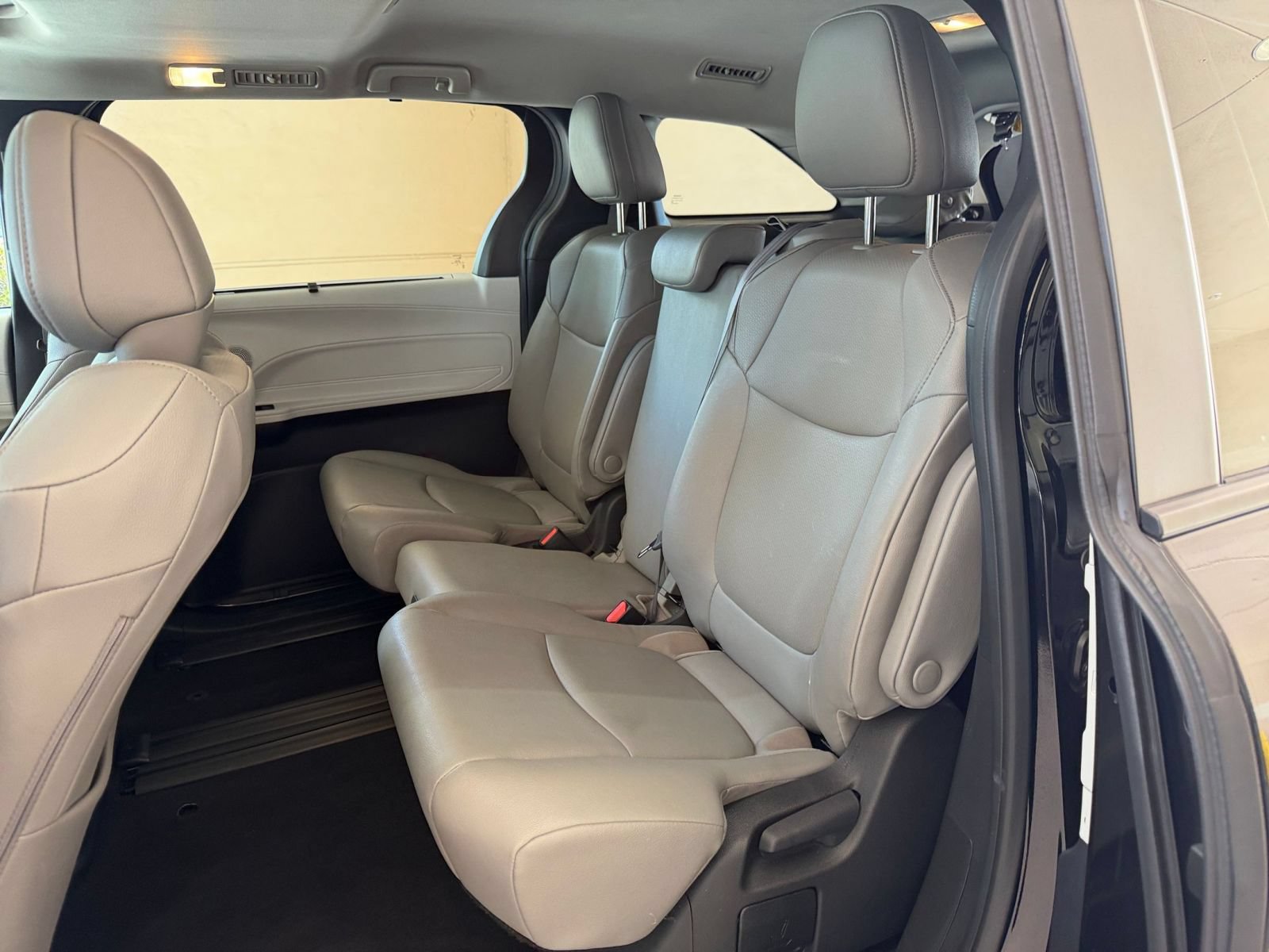 Used 2025 Toyota Sienna XLE FWD image 22
